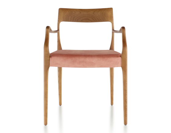Chaise scandivave avec accoudoirs bois teinte merisier assise tissu velours rose pâle
