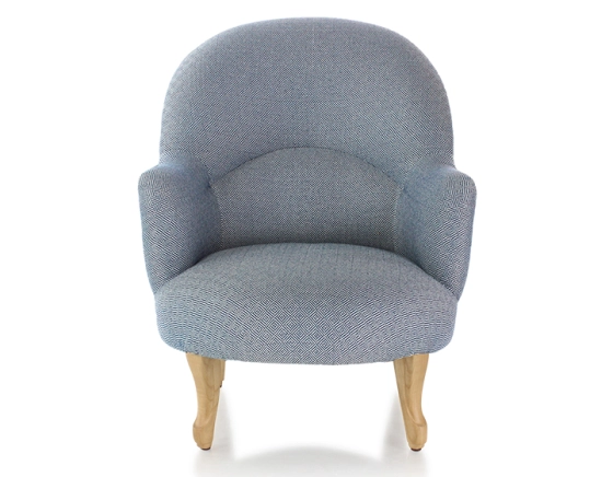 Fauteuil crapaud avec accoudoirs pieds bois teinte naturelle et tissu chevron bleu