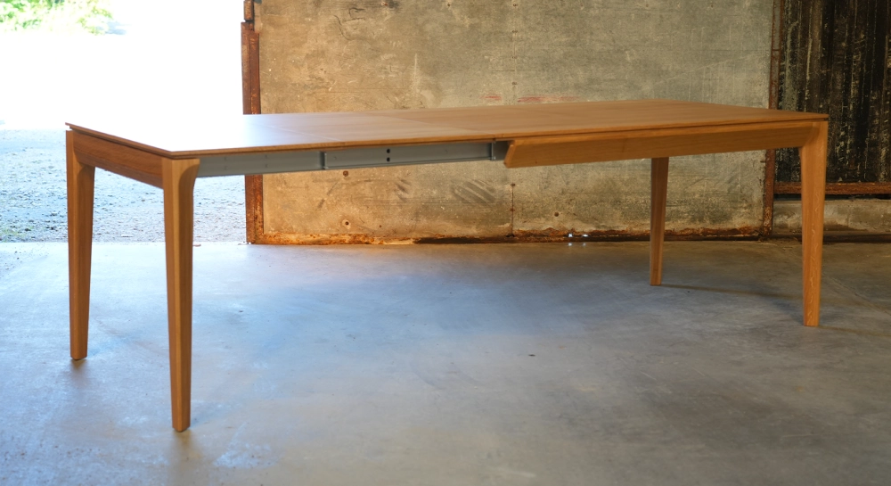 Table extensible en chêne 6 à 10 personnes avec plateau et allonges bois teinte naturelle 140x90 cm