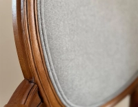 Chaise ancienne style Louis XVI avec accoudoirs bois teinte ancienne et tissu gris clair Chaise ancienne style Louis XVI avec accoudoirs bois teinte ancienne et tissu gris clair