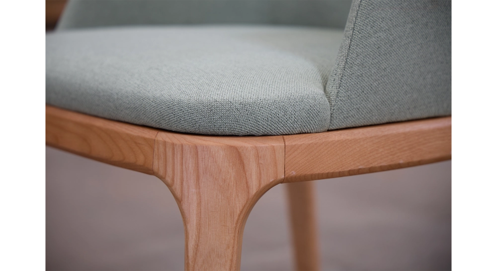 Chaise design avec accoudoirs bois teinte naturelle et tissu vert clair Chaise design avec accoudoirs bois teinte naturelle et tissu vert clair