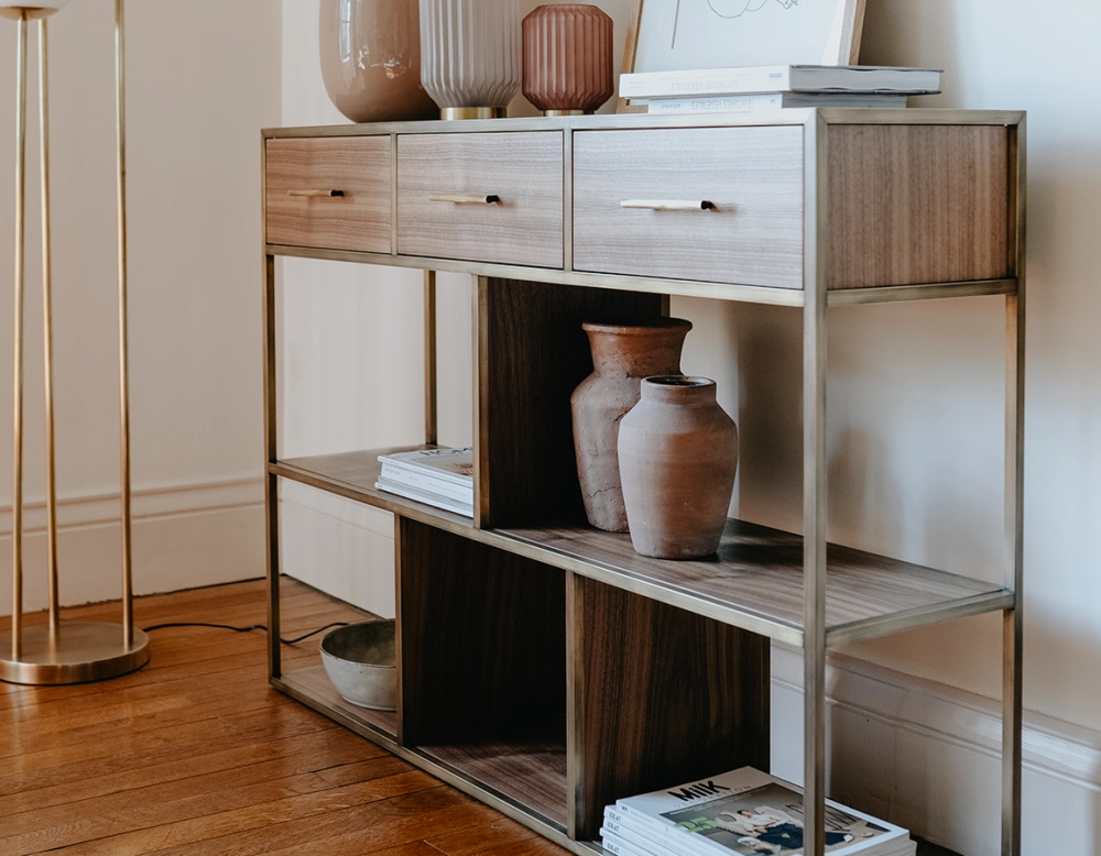 Console design noyer teinte naturelle et métal patine laiton Console design noyer teinte naturelle et métal patine laiton