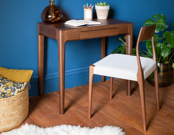 Chaise scandinave bois teinte marron foncé assise tissu beige naturel