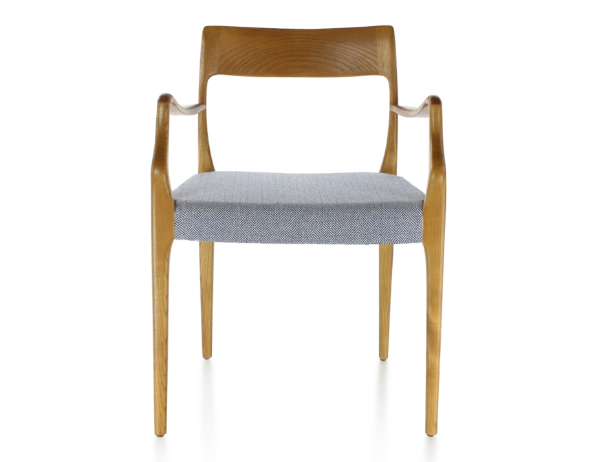 Chaise scandivave avec accoudoirs bois teinte merisier assise tissu chevron bleu