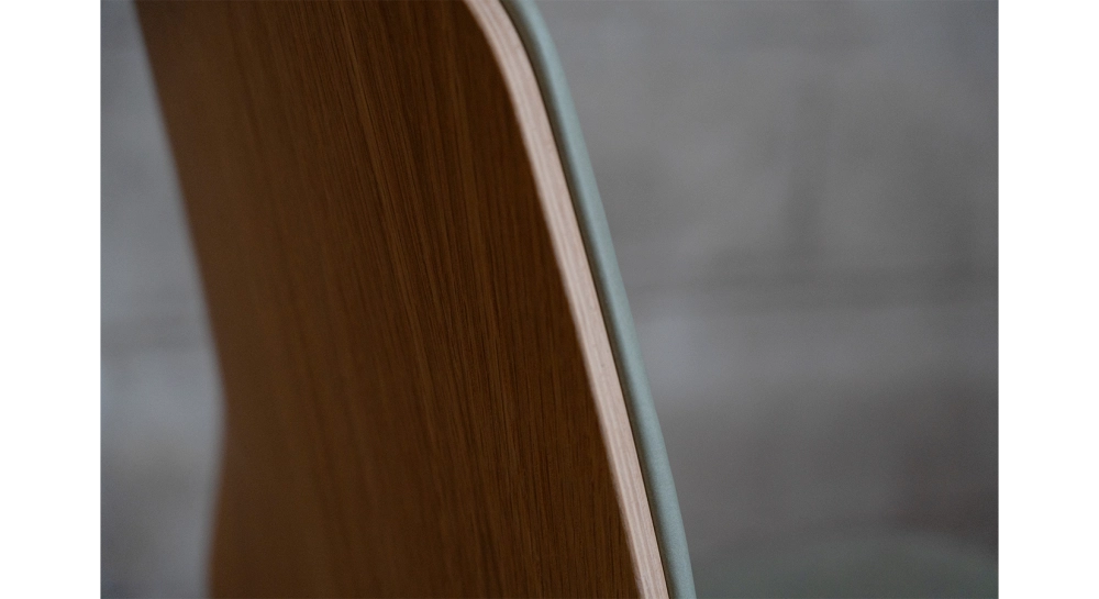 Office chair with 5 branches dossier bois teinte naturelle assise en cuir de vachette vert d'eau