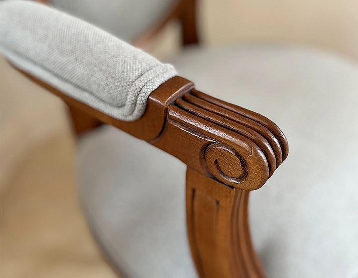 Chaise ancienne style Louis XVI avec accoudoirs bois teinte ancienne et tissu gris clair Chaise ancienne style Louis XVI avec accoudoirs bois teinte ancienne et tissu gris clair