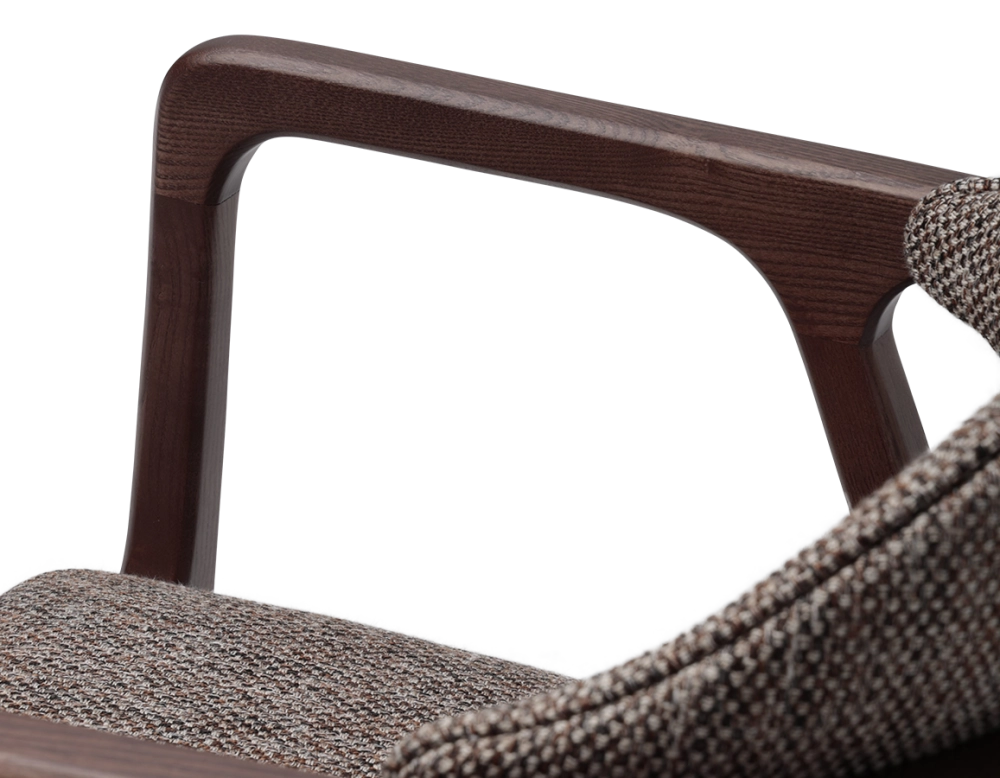 Chaise design avec accoudoirs bois teinte foncée et tissu chiné marron Chaise design avec accoudoirs bois teinte foncée et tissu chiné marron