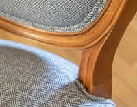 Chaise ancienne style Louis XVI bois teinte ancienne et tissu chevron bleu Chaise ancienne style Louis XVI bois teinte ancienne et tissu chevron bleu