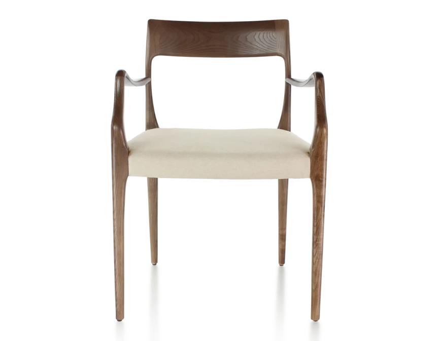 Chaise scandivave avec accoudoirs bois teinte marron foncé assise tissu camel