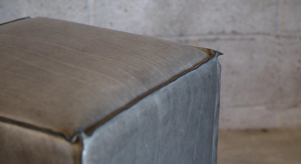 Pouf cuir de buffle vert de gris