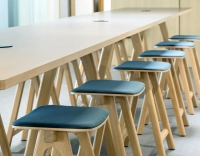 Tabouret de bar en chêne tapissé H60 cm bois teinte naturelle assise tissu bleu océan Tabouret de bar en chêne tapissé H60 cm bois teinte naturelle assise tissu bleu océan