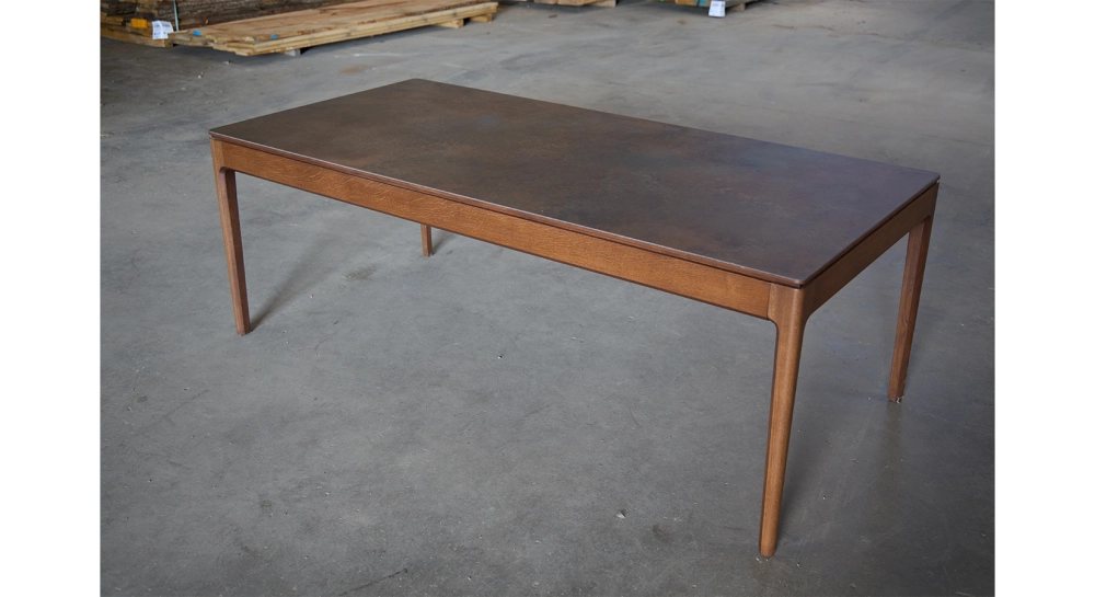 Table extensible 8 à 14 personnes en chêne et céramique allonges céramique avec bois teinte foncé et plateau et allonges céramique brun oxydé 210x100 cm Table extensible 8 à 14 personnes en chêne et céramique allonges céramique avec bois teinte foncé et plateau et allonges céramique brun oxydé 210x100 cm