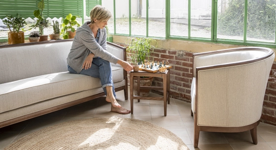 Canapé ancien 3 places bois teinte noyer et tissu beige naturel