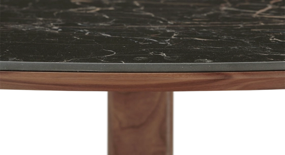 Table salle à manger ronde en noyer et céramique 6 personnes avec bois teinte naturelle et plateau céramique effet marbre noir 120x120