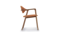 Chaise design avec accoudoirs en frêne bois teinte naturelle et tissu corail Chaise design avec accoudoirs en frêne bois teinte naturelle et tissu corail
