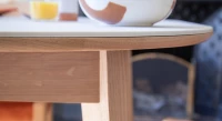 Table salle à manger en chêne et céramique avec bois teinte naturelle et plateau céramique effet marbre blanc 140x100 cm