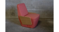 Fauteuil design sans accoudoirs chêne teinte naturelle assise tissu rose