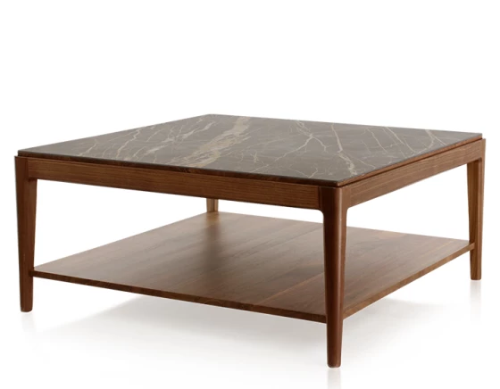 Table basse carrée en noyer et céramique avec tablette en bois teinte naturelle plateau céramique effet marbre noir 100x100 cm