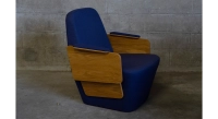 Sillón de diseño con reposabrazos roble natural asiento tejido azul eléctrico