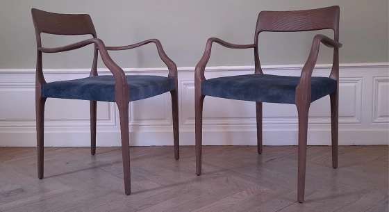 Set of 2 armchairs dark brown stained wood and blue velvet fabric.