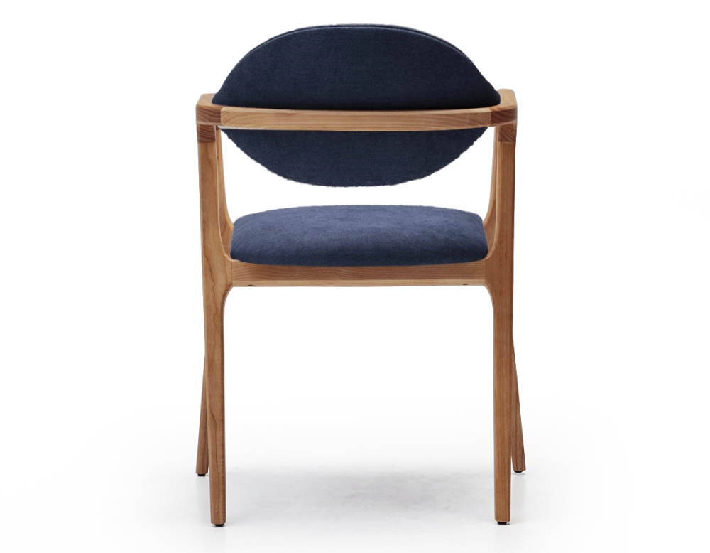 Chaise design avec accoudoirs bois teinte naturelle et tissu bleu océan Chaise design avec accoudoirs bois teinte naturelle et tissu bleu océan