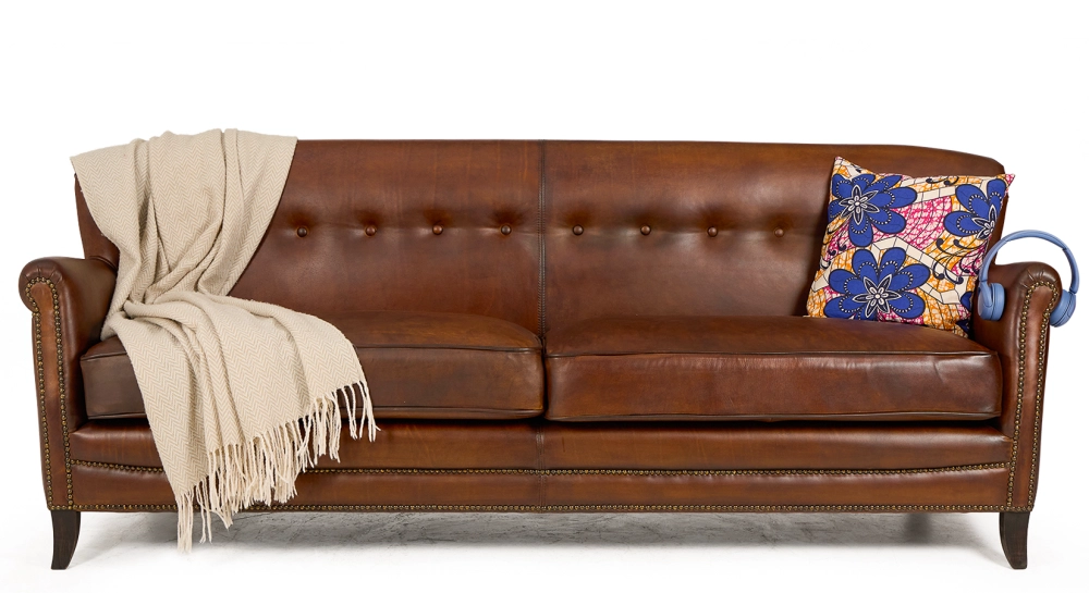 Canapé club cuir 3 places marron vintage accoudoirs cloutés Canapé club cuir 3 places marron vintage accoudoirs cloutés