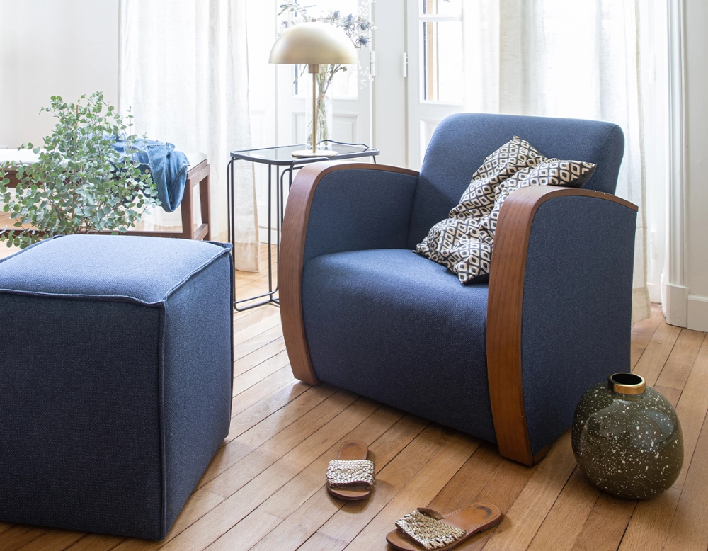 Fauteuil design bois teinte merisier et tissu bleu marine Fauteuil design bois teinte merisier et tissu bleu marine