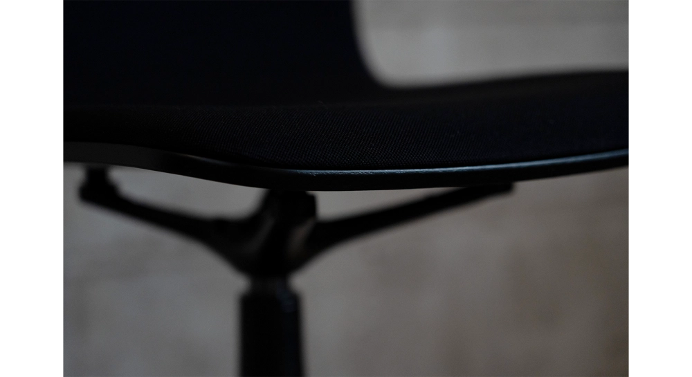 Silla de oficina sin ruedas respaldo de madera tinte negro intenso asiento tejido negro