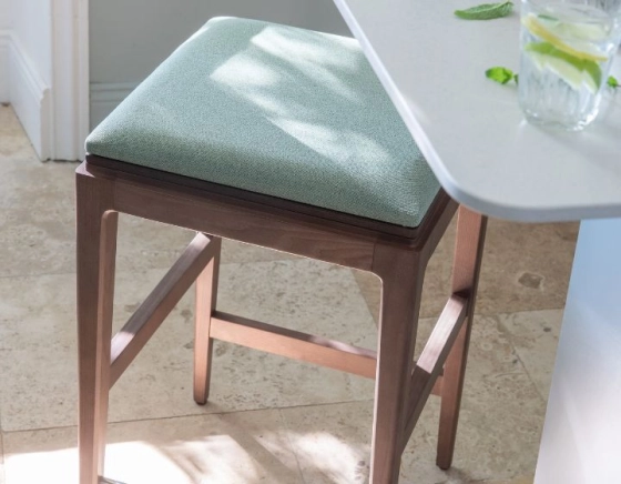 Tabouret de bar design H80 cm bois teinte noyer assise tissu vert sauge