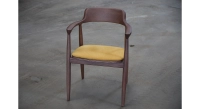 Chaise scandinave bois teinte noyer assise tissu jaune Chaise scandinave bois teinte noyer assise tissu jaune