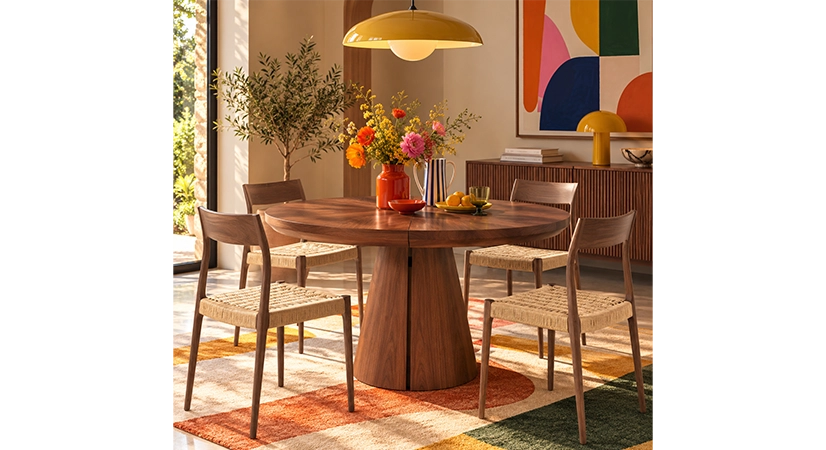 Table ronde extensible 4 à 8 personnes en noyer avec plateau et allonges bois teinte naturelle 130x130 cm