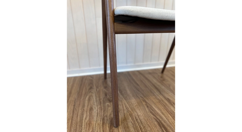 Scandinavian chair bois teinte marron foncé assise tissu beige naturel Scandinavian chair bois teinte marron foncé assise tissu beige naturel