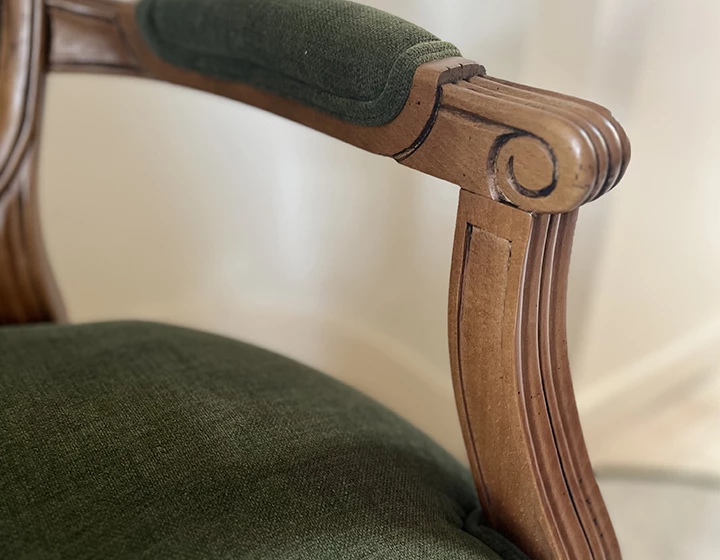 Fauteuil ancien style Louis XVI bois teinte ancienne et tissu vert foncé