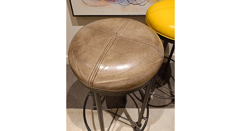 Lot de 3 tabourets de bar vintage cuir jaune, marron soutenu et vert olive