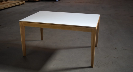 Extensible table for 6 to 10 people in oak and ceramic with wood extensions with natural wood finish and white ceramic top. 140x90 cm