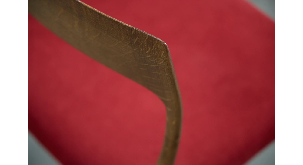 Chaise scandinave bois teinte noyer assise tissu rouge Chaise scandinave bois teinte noyer assise tissu rouge