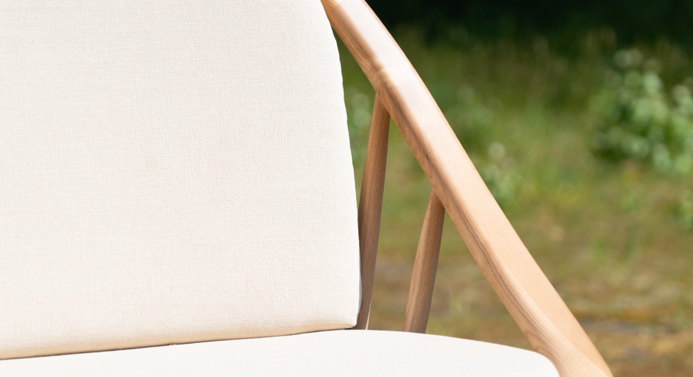 Canapé scandinave 2 places bois teinte naturelle et tissu beige Canapé scandinave 2 places bois teinte naturelle et tissu beige