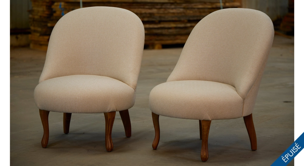 Lot de 2 fauteuils crapaud sans accoudoirs pieds bois teinte noyer et tissu chevron beige Lot de 2 fauteuils crapaud sans accoudoirs pieds bois teinte noyer et tissu chevron beige