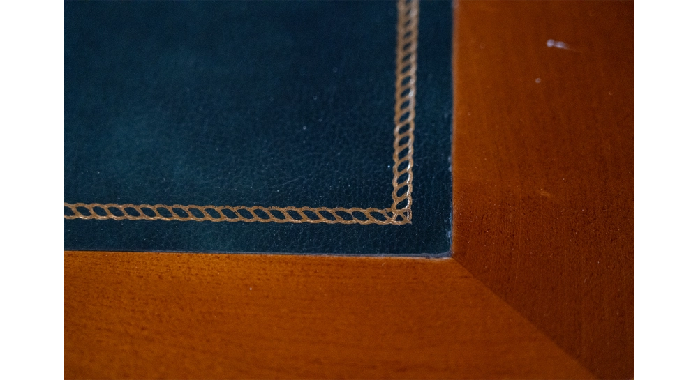 Bureau marine 2 tiroirs bois teinte merisier et cuir vert