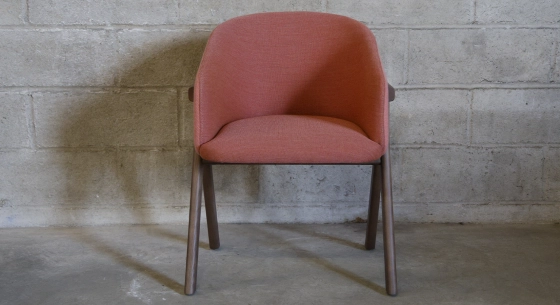 Chaise design en frêne bois teinte noyer assise bi matière couleur rose