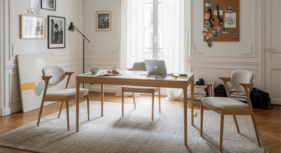 Table salle à manger en chêne et céramique 6 à 8 personnes avec bois teinte naturelle et plateau céramique effet marbre blanc 160x90 cm