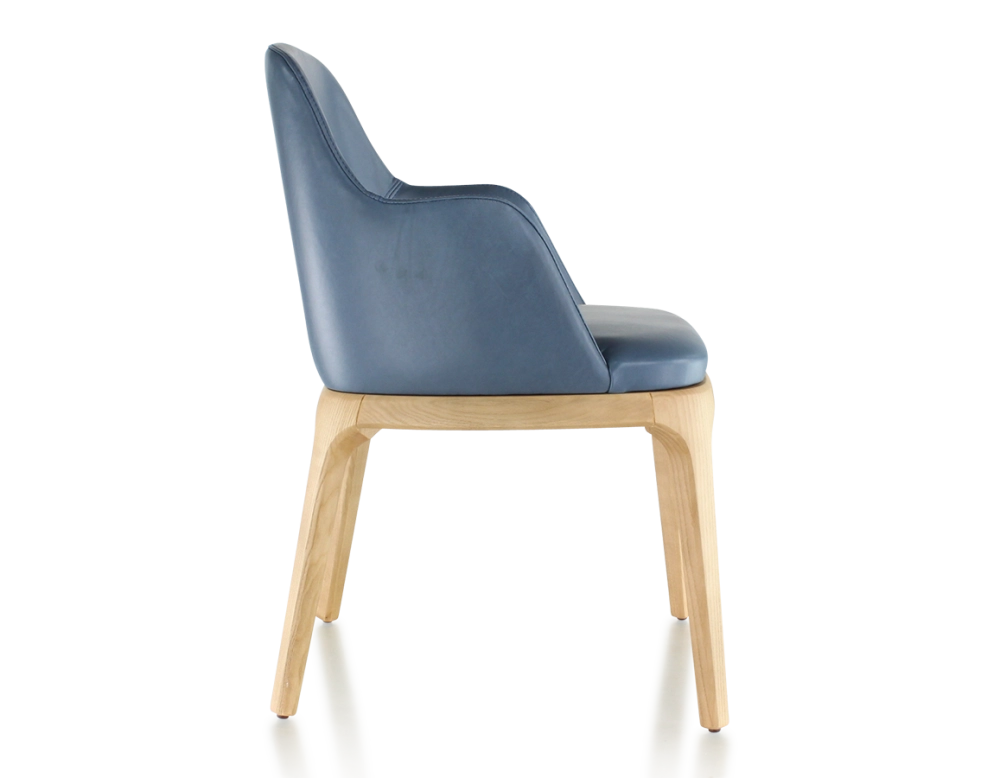 Chaise design avec accoudoirs bois teinte naturelle et cuir bleu orage Chaise design avec accoudoirs bois teinte naturelle et cuir bleu orage
