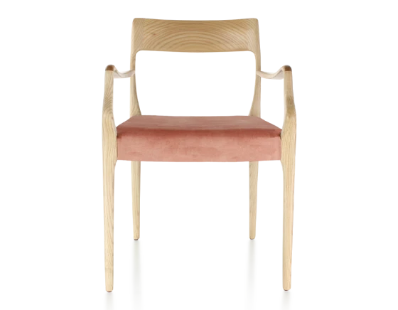 Chaise scandinave avec accoudoirs teinte naturelle et tissu velours rose pâle