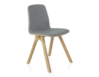 Chaise design en chêne tapissé bois teinte naturelle assise tissu gris clair Chaise design en chêne tapissé bois teinte naturelle assise tissu gris clair