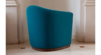 Fauteuil club tissu tissu bleu socle bois teinte noyer