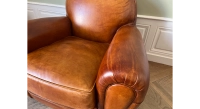 Fauteuil club cuir marron clair accoudoirs cloutés Fauteuil club cuir marron clair accoudoirs cloutés