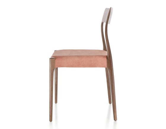 Chaise scandinave bois teinte marron foncé assise tissu velours rose pâle