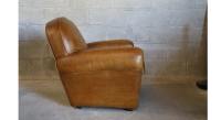 Sillón club de piel cognac reposabrazos con tachuelas
