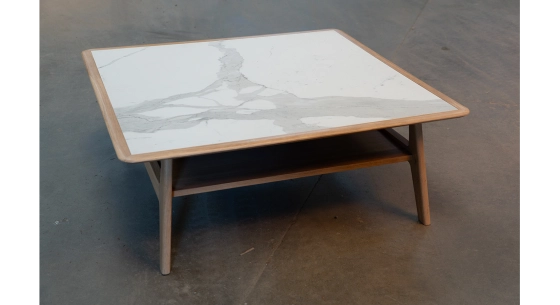 Table basse carrée en chêne et céramique avec bois teinte naturelle plateau céramique effet marbre blanc 120X120 cm