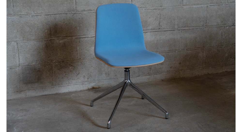 Chaise de bureau sans roulettes dossier bois teinte naturelle assise en tissu bleu